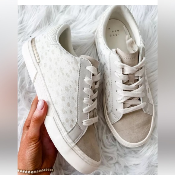 A New Day white tennis shoes with gold flecks in size 9.5 new - Picture 1 of 12